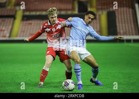 Barnsley, Regno Unito. 26 settembre 2023. Hayden Packard #46 di Barnsley spinge la palla durante l'EFL Trophy Match Barnsley vs Manchester City U21 a Oakwell, Barnsley, Regno Unito, 26 settembre 2023 (foto di Alfie Cosgrove/News Images) Credit: News Images Ltd/Alamy Live News Foto Stock