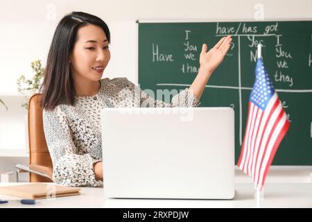 Insegnante di inglese che tiene lezioni di grammatica online in classe Foto Stock