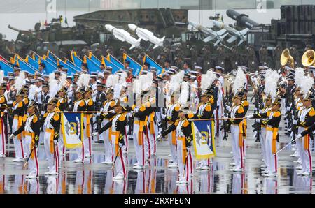 Seongnam, Corea del Sud. 26 settembre 2023. I cadetti sudcoreani salutano durante una cerimonia che segna il 75° anniversario della fondazione della giornata delle forze armate del paese presso la base aerea di Seoul. L'esercito sudcoreano ha presentato missili ad "alta potenza" e altri sistemi di armi chiave il 26 settembre in occasione del 75° anniversario della fondazione delle sue forze armate in un apparente avvertimento contro le minacce nucleari e militari della Corea del Nord. (Foto di Kim Jae-Hwan/SOPA Images/Sipa USA) credito: SIPA USA/Alamy Live News Foto Stock