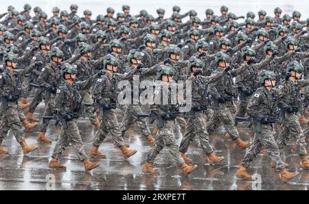 Seongnam, Corea del Sud. 26 settembre 2023. Le truppe sudcoreane marciano durante una cerimonia che segna il 75° anniversario della fondazione della giornata delle forze armate del paese presso la base aerea di Seoul. L'esercito sudcoreano ha presentato missili ad "alta potenza" e altri sistemi di armi chiave il 26 settembre in occasione del 75° anniversario della fondazione delle sue forze armate in un apparente avvertimento contro le minacce nucleari e militari della Corea del Nord. (Foto di Kim Jae-Hwan/SOPA Images/Sipa USA) credito: SIPA USA/Alamy Live News Foto Stock