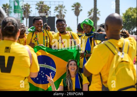 Incontro iniziale di volontari della GMG a Estoril, Portogallo, prima dell'inizio della GMG 2023: Un gruppo brasiliano che scatta una foto. Foto Stock