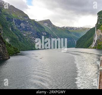 Vista dalle crociere dal paesaggio della nave fiordo in Norvegia Foto Stock