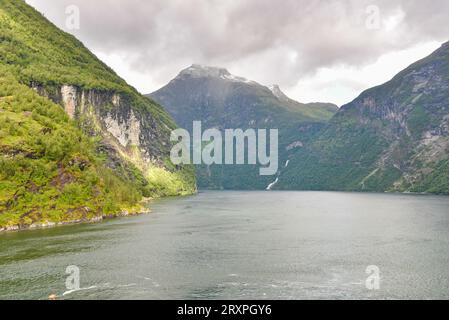 Vista dalle crociere dal paesaggio della nave fiordo in Norvegia Foto Stock