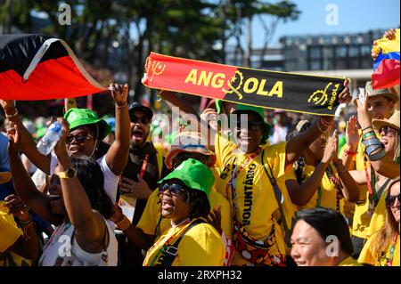 Primo raduno dei volontari della GMG a Jardim do Estoril, Estoril, Portogallo, prima dell'inizio della GMG 2023 a Lisbona, Portogallo. Foto Stock