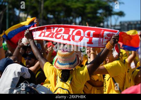 Primo raduno dei volontari della GMG a Jardim do Estoril, Estoril, Portogallo, prima dell'inizio della GMG 2023 a Lisbona, Portogallo. Foto Stock