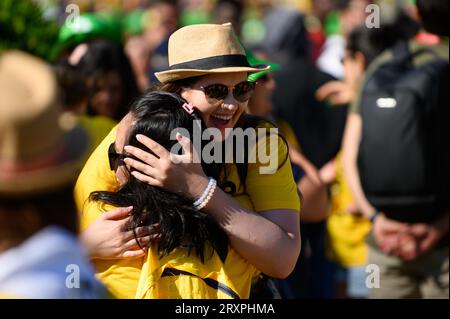 Primo raduno dei volontari della GMG a Jardim do Estoril, Estoril, Portogallo, prima dell'inizio della GMG 2023 a Lisbona, Portogallo. Foto Stock