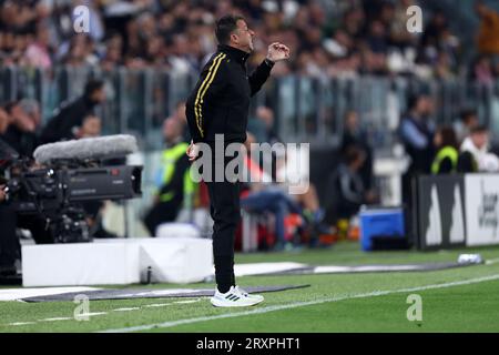 Torino, Italia. 26 settembre 2023. Roberto D Aversa, capo allenatore di noi Lecce gesti durante la partita di serie A tra Juventus FC e noi Lecce allo Stadio Allianz il 26 settembre 2023 a Torino. Crediti: Marco Canoniero/Alamy Live News Foto Stock