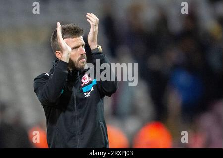 Il manager del Middlesbrough Michael Carrick plaude al supporto viaggiante alla fine della partita del terzo turno della Carabao Cup tra Bradford City e Middlesbrough all'University of Bradford Stadium di Bradford, martedì 26 settembre 2023. (Foto: Trevor Wilkinson | mi News) crediti: MI News & Sport /Alamy Live News Foto Stock