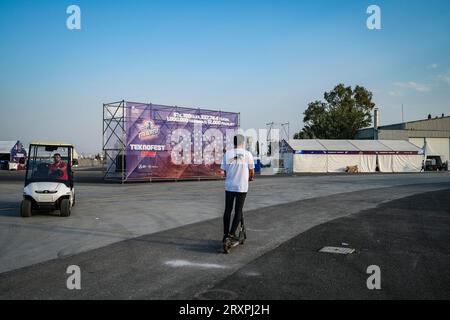 Izmir, Turchia. 26 settembre 2023. Sono in corso i preparativi sul campo. Sono stati fatti i preparativi finali per il Teknofest (Festival dell'aviazione, dello spazio e della tecnologia), che si terrà per la prima volta a Smirne. Tra il 27 settembre e il 1° ottobre, il festival si terrà presso l'aeroporto di Izmir Ci?li e si prevede attirerà un grande interesse. Credito: SOPA Images Limited/Alamy Live News Foto Stock