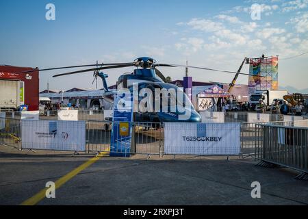 Izmir, Turchia. 26 settembre 2023. Un aereo sta aspettando di essere esposto. Sono stati fatti i preparativi finali per il Teknofest (Festival dell'aviazione, dello spazio e della tecnologia), che si terrà per la prima volta a Smirne. Tra il 27 settembre e il 1° ottobre, il festival si terrà presso l'aeroporto di Izmir Ci?li e si prevede attirerà un grande interesse. Credito: SOPA Images Limited/Alamy Live News Foto Stock