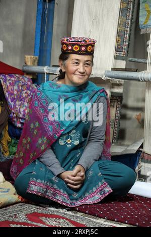 tessitore di tappeti al Gulmit Carpet Centre in Pakistan Foto Stock