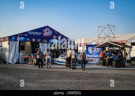 Izmir, Turchia. 26 settembre 2023. Sono in corso i preparativi per il supporto. Sono stati fatti i preparativi finali per il Teknofest (Festival dell'aviazione, dello spazio e della tecnologia), che si terrà per la prima volta a Smirne. Tra il 27 settembre e il 1° ottobre, il festival si terrà presso l'aeroporto di Izmir Ci?li e si prevede attirerà un grande interesse. Credito: SOPA Images Limited/Alamy Live News Foto Stock