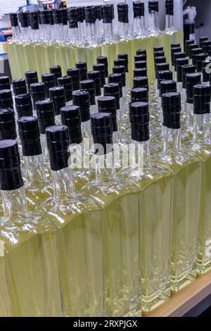 Spicy Water Distillery è una distilleria di produzione, una sala degustazione e uno spazio per eventi situato a Millbury, Massachusetts, 2023, Stati Uniti Foto Stock