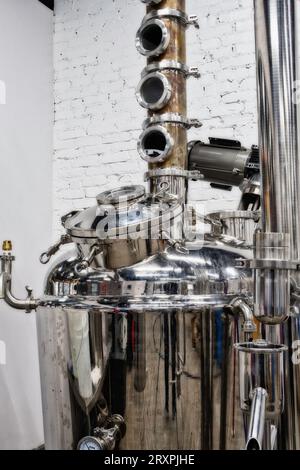 Spicy Water Distillery è una distilleria di produzione, una sala degustazione e uno spazio per eventi situato a Millbury, Massachusetts, 2023, Stati Uniti Foto Stock