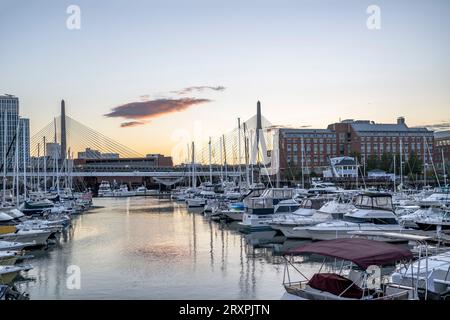 Yacht e barche nel porto di Boston con moli di legno che sporgono nell'Oceano Atlantico con il commercio portuale e le infrastrutture per la pesca e l'antica storica a. Foto Stock
