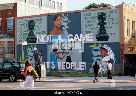 Un murale di New York che dichiara "non è Un gioco, è gente!" fare riferimento a fondi speculativi avvoltoi che sfruttano le nazioni economicamente instabili in crisi. Foto Stock