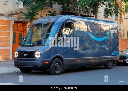 Un furgone Rivian Amazon Electric Delivery in una strada a New York. Foto Stock