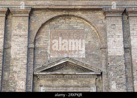 Particolare della facciata della chiesa sconsacrata di San Marcellino (XVI secolo) con frontone triangolare e iscrizione latina, Parma, Italia Foto Stock