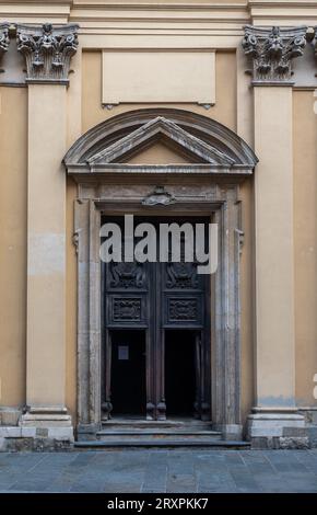 Portale d'ingresso della chiesa di San Bartolomeo nel centro storico di Parma, Emilia-Romagna, Italia Foto Stock