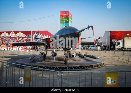 Izmir, Turchia. 26 settembre 2023. Un aereo sta aspettando di essere esposto. Sono stati fatti i preparativi finali per il Teknofest (Festival dell'aviazione, dello spazio e della tecnologia), che si terrà per la prima volta a Smirne. Tra il 27 settembre e il 1° ottobre, il festival si terrà presso l'aeroporto di Izmir Ci?li e si prevede attirerà un grande interesse. (Foto di Murat Kocabas/SOPA Images/Sipa USA) credito: SIPA USA/Alamy Live News Foto Stock