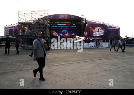 Izmir, Turchia. 26 settembre 2023. Sono in corso i preparativi sul campo. Sono stati fatti i preparativi finali per il Teknofest (Festival dell'aviazione, dello spazio e della tecnologia), che si terrà per la prima volta a Smirne. Tra il 27 settembre e il 1° ottobre, il festival si terrà presso l'aeroporto di Izmir Ci?li e si prevede attirerà un grande interesse. (Foto di Murat Kocabas/SOPA Images/Sipa USA) credito: SIPA USA/Alamy Live News Foto Stock