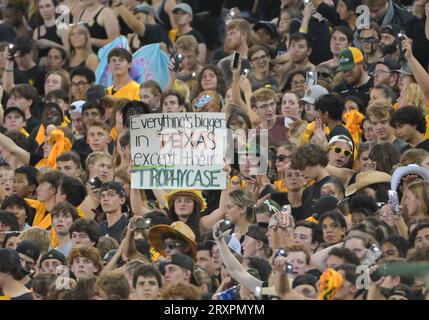 Waco, Texas, USA. 23 settembre 2023. Tifosi durante la prima metà della partita di football NCAA tra i Texas Longhorns e i Baylor Bears al McLane Stadium di Waco, Texas. Matthew Lynch/CSM/Alamy Live News Foto Stock