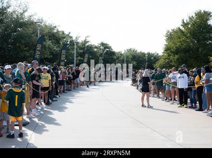 Waco, Texas, USA. 23 settembre 2023. I tifosi si schierano per la Bear Walk prima della partita di football NCAA tra i Texas Longhorns e i Baylor Bears al McLane Stadium di Waco, Texas. Matthew Lynch/CSM/Alamy Live News Foto Stock