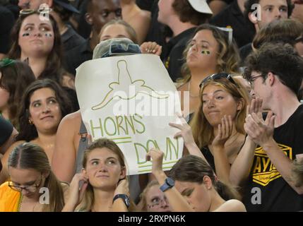 Waco, Texas, USA. 23 settembre 2023. Tifosi durante la prima metà della partita di football NCAA tra i Texas Longhorns e i Baylor Bears al McLane Stadium di Waco, Texas. Matthew Lynch/CSM/Alamy Live News Foto Stock