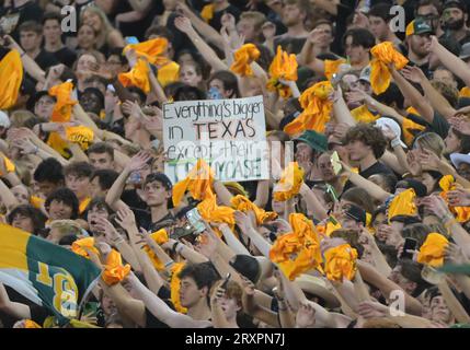 Waco, Texas, USA. 23 settembre 2023. Tifosi durante la prima metà della partita di football NCAA tra i Texas Longhorns e i Baylor Bears al McLane Stadium di Waco, Texas. Matthew Lynch/CSM/Alamy Live News Foto Stock