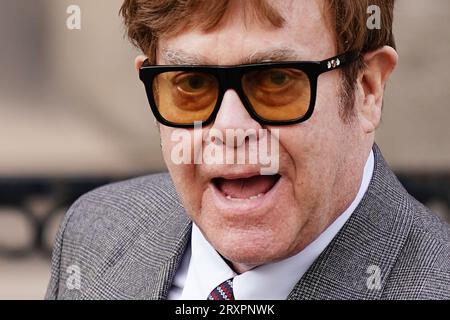 Foto del fascicolo datata 27/03/23 di Sir Elton John che lascia la Royal Courts of Justice, nel centro di Londra, a seguito di un'udienza su accuse di raccolta di informazioni illegali intentate contro Associated Newspapers Limited. Sir Elton ha criticato il ministro degli interni Suella Braverman per il suo suggerimento che è insostenibile per il Regno Unito offrire asilo alle persone gay che subiscono discriminazioni nei loro paesi d'origine. Data di emissione: Martedì 26 settembre 2023. Foto Stock