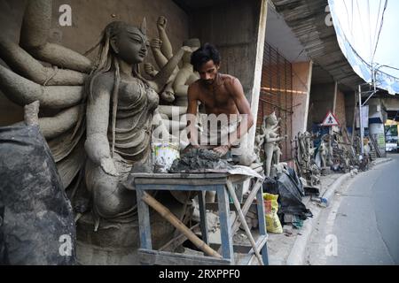 Howrah, India. 26 settembre 2023. 26 settembre 2023, Howrah, India: Idolo di argilla della dea indù Durga in preparazione in vista dell'annuale Durga Puja, che è in programma da venerdì 20 ottobre a martedì 24 ottobre 2023. La dea Durga è associata alla protezione, alla forza, alla maternità, alla distruzione e alle guerre nella mitologia indù. Il 26 settembre 2023 a Howrah City, India. (Foto di Biswarup Ganguly/Eyepix Group/Sipa USA) credito: SIPA USA/Alamy Live News Foto Stock