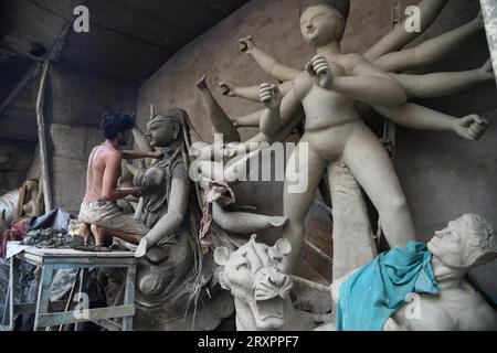 Howrah, India. 26 settembre 2023. 26 settembre 2023, Howrah, India: Idolo di argilla della dea indù Durga in preparazione in vista dell'annuale Durga Puja, che è in programma da venerdì 20 ottobre a martedì 24 ottobre 2023. La dea Durga è associata alla protezione, alla forza, alla maternità, alla distruzione e alle guerre nella mitologia indù. Il 26 settembre 2023 a Howrah City, India. (Foto di Biswarup Ganguly/Eyepix Group/Sipa USA) credito: SIPA USA/Alamy Live News Foto Stock