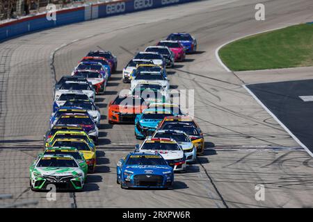 Fort Worth, Texas, Stati Uniti. 24 settembre 2023. Chris Buescher (17), pilota della NASCAR Cup Series, corre per l'Autotrader EchoPark Automotive 400 presso il Texas Motor Speedway di Fort Worth, Texas. (Immagine di credito: © Stephen A Arce Grindstone Media/ASP) SOLO USO EDITORIALE! Non per USO commerciale! Foto Stock