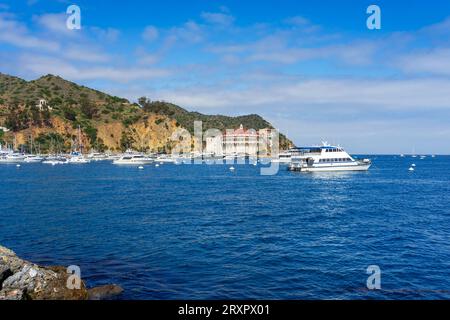 Avalon, CA, USA - 13 settembre 2023: Vista della baia di Avalon e del porto sull'isola di Santa Catalina al largo della costa della California meridionale. Foto Stock