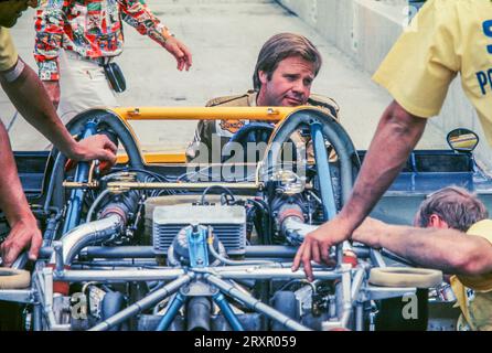 Mark Donohue che guarda la Roger Penske Enterprises Inc Porsche 917/30 al 1973 Watkins Glen CAN Am, partì 1°, finì 1° Foto Stock