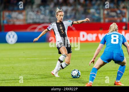 Bochum, Deutschland. 26 settembre 2023. Kathrin Hendrich (GER, 3), 26.09.2023, Bochum (Deutschland), Fussball, LE NORMATIVE della UEFA Women's Nations League, Deutschland - Island, DFB/DFL VIETANO L'USO DI FOTOGRAFIE COME SEQUENZE DI IMMAGINI E/O QUASI-VIDEO. Credito: dpa/Alamy Live News Foto Stock