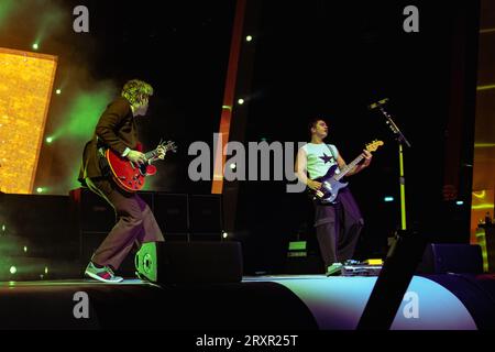 Milano, 26 settembre 2023. La band pop punk australiana 5 Seconds of Summer si esibisce dal vivo al Mediolanum Forum di Milano. Crediti: Maria Laura Arturi / Alamy Live News Foto Stock