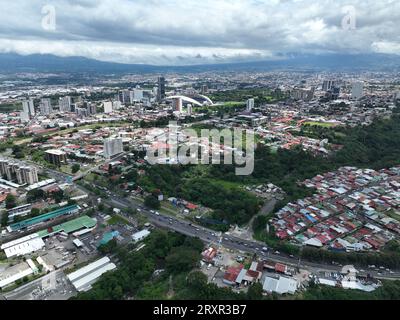 Vista aerea del Parco la Sabana, dello Stadio Nazionale del Costa Rica e dello skyline di San Jose, Costa Rica Foto Stock
