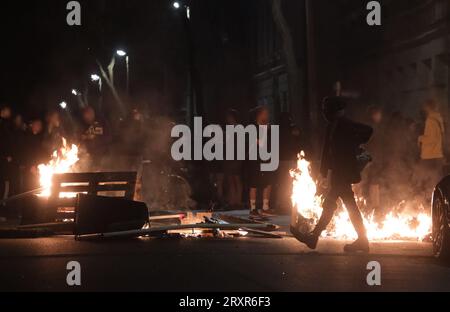 Lipsia, Germania. 26 settembre 2023. Barricate in fiamme vicino a Eisenbahnstraße. Scoppiò una rivolta durante una protesta di sinistra contro lo sfratto di una casa a sedere. Credito: Sebastian Willnow/dpa/Alamy Live News Foto Stock