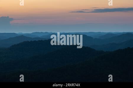 Dopo il tramonto e le creste di montagna. Foto Stock