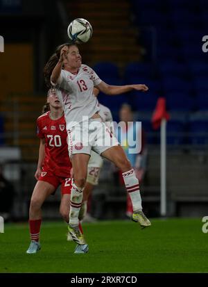 Cardiff, Regno Unito, 26 settembre 2023 Sofie Pedersen (Danimarca) è in testa alla palla durante la UEFA Women's Nations League Galles contro Danimarca al Cardiff City Stadium Cardiff Regno Unito il 26 2023 settembre Graham Glendinning / Alamy Live News Punteggio finale: 1 - 5 Foto Stock