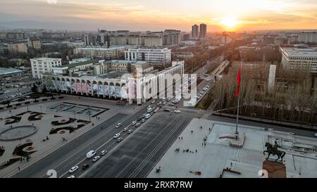 Vista aerea della città di Bishkek in Kirghizistan durante il tramonto Foto Stock