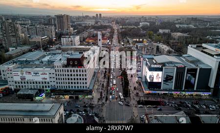 Vista aerea della città di Bishkek in Kirghizistan durante il tramonto Foto Stock