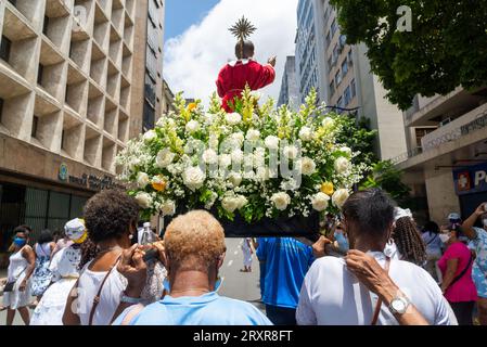Salvador; Bahia; Brasile - 08 dicembre 2022: I cattolici sono visti portare un'immagine di un santo della chiesa cattolica durante una processione in onore di Foto Stock