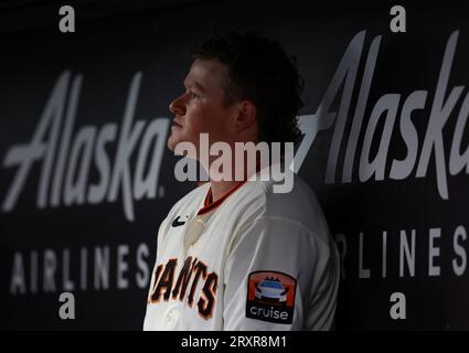 San Francisco, Stati Uniti. 25 settembre 2023. Il lanciatore titolare dei San Francisco Giants Logan Webb (62) siede nel dugout durante la loro partita contro i San Diego Padres nell'ottavo inning all'Oracle Park di San Francisco, California, lunedì 25 settembre 2023. (Foto di Nhat V. Meyer/The Mercury News/TNS/Sipa USA) credito: SIPA USA/Alamy Live News Foto Stock