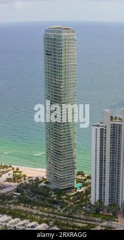 Sunny Isles Beach, Florida, USA - 26 settembre 2023: Foto di droni aerei Residences di Armani Casa Foto Stock
