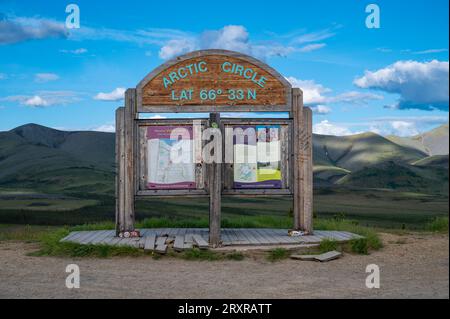 Cartello del Circolo Polare Artico sull'autostrada Dempster per l'Oceano Artico a nord di Dawson City, territori del Nord-Ovest, Canada Foto Stock