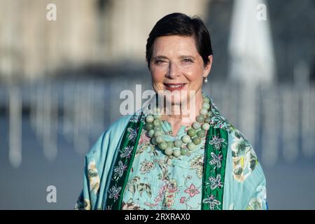 Isabella Rossellini partecipa al Lancome X Louvre Photocall come parte della Paris Fashion Week a Parigi, in Francia, il 26 settembre 2023. Foto di Aurore Marechal/ABACAPRESS.COM Foto Stock