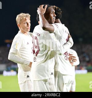 Muenster, Germania. 26 settembre 2023. Mathys Tel (L, davanti) del Bayern Monaco festeggia dopo aver segnato punti durante la partita di calcio della Coppa di Germania tra Preussen Muenster e Bayern Monaco a Muenster, Germania, 26 settembre 2023. Crediti: Ulrich Hufnagel/Xinhua/Alamy Live News Foto Stock