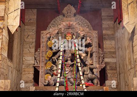 Idolo della dea devi Durga in un puja pandal decorato a Calcutta, Bengala Occidentale, India. Foto Stock